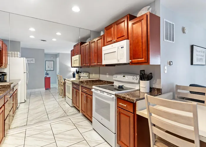 Bayfront 2 Bedroom On 72nd Street With Private Balcony And Sunset Views Holiday home *