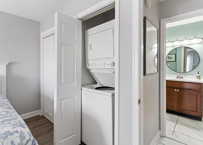Holiday home Bayfront 2 Bedroom On 72nd Street With Private Balcony And Sunset Views *