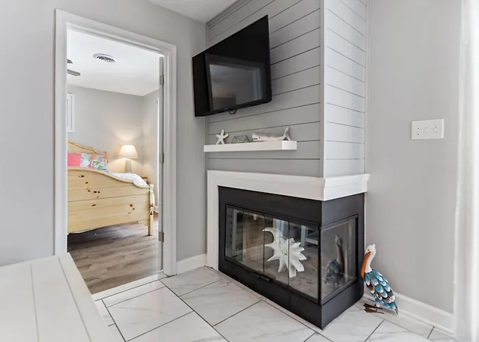 Holiday home Bayfront 2 Bedroom On 72nd Street With Private Balcony And Sunset Views