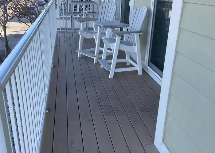 Bayfront 2 Bedroom On 72nd Street With Private Balcony And Sunset Views Holiday home